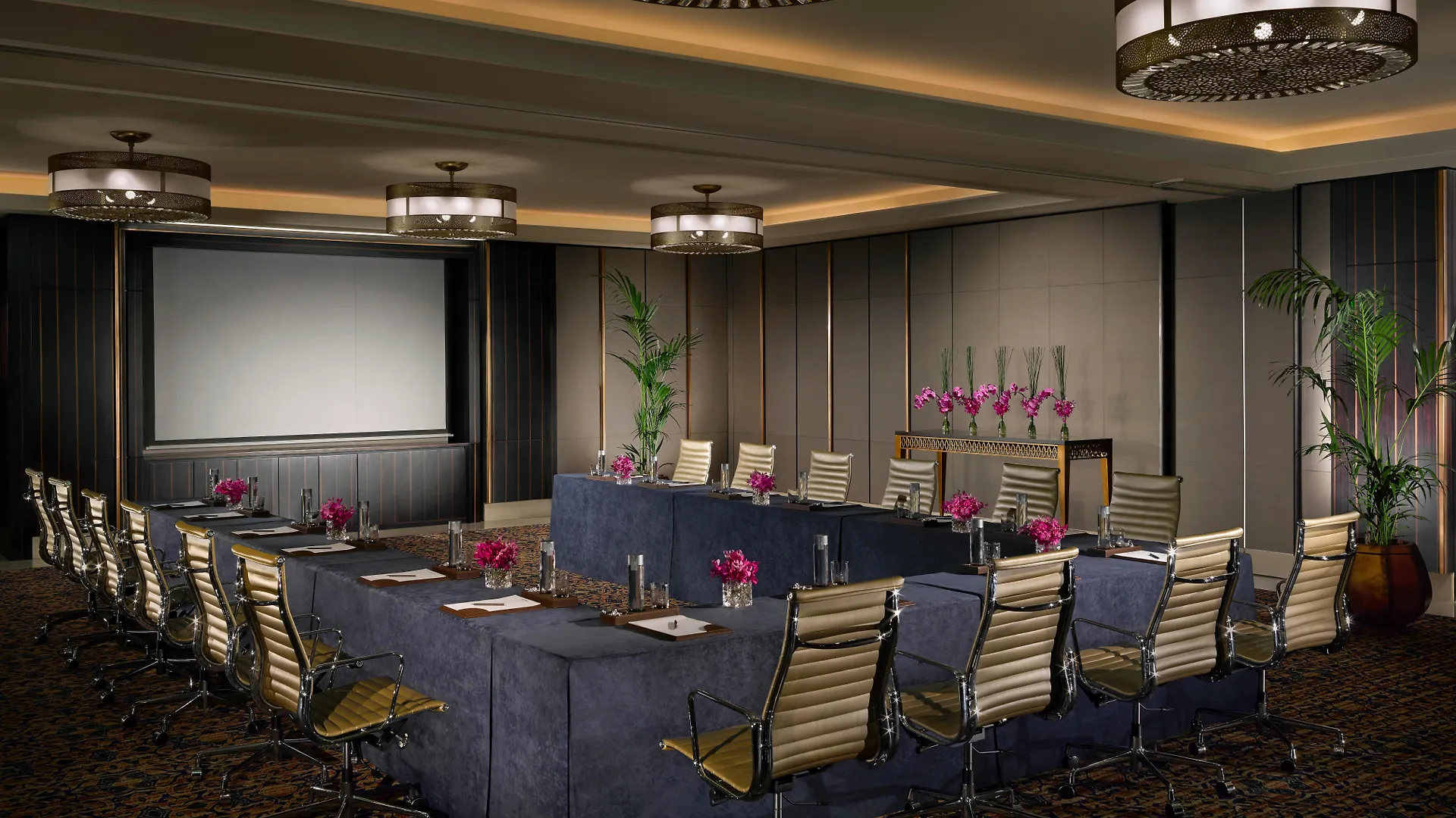 Dusit Thani Абу-Даби 5*,