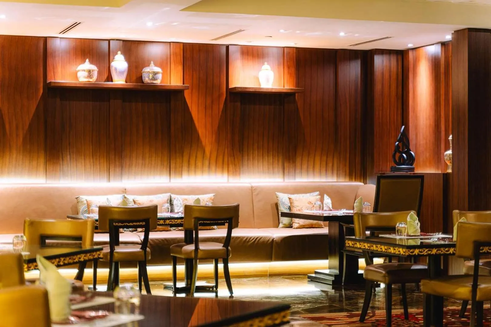 Отель Dusit Thani Абу-Даби