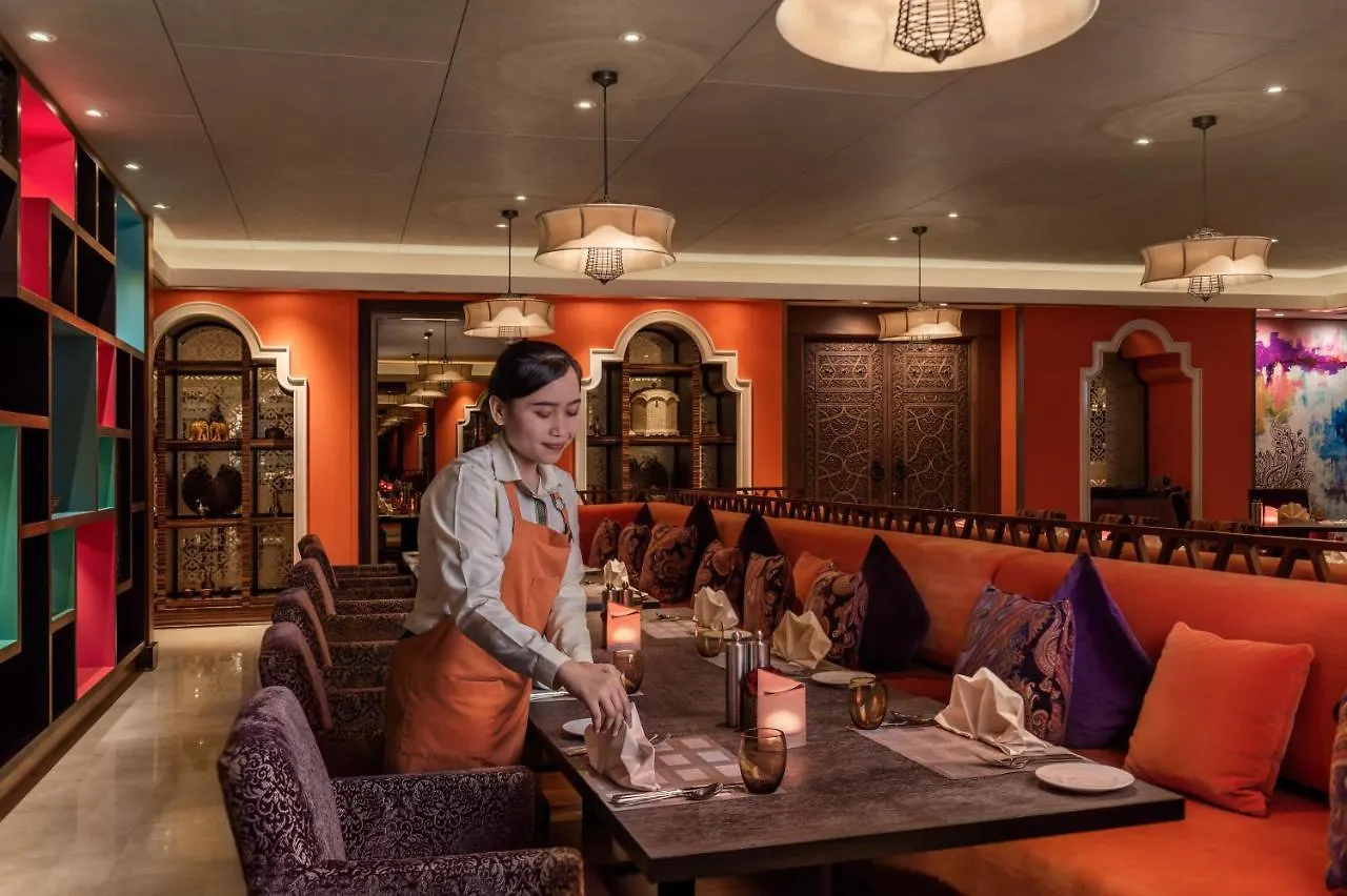 Dusit Thani Abu Dhabi 5*,